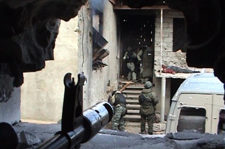 Силовики штурмуют квартиру с боевиками в Дербенте