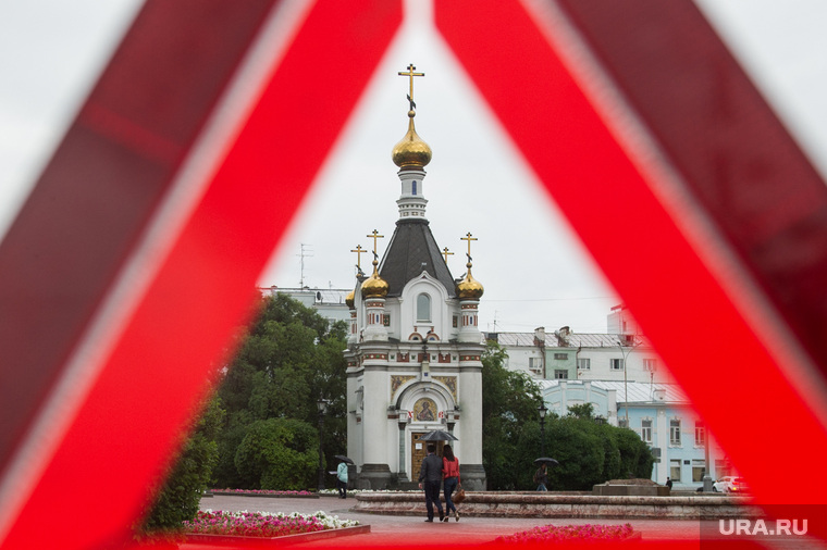 Знак аварийной остановки. Екатеринбург, часовня святой екатерины, знак аварийной остановки