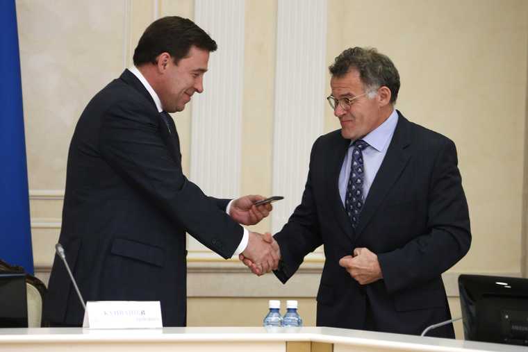 Заседание оргкомитета по подготовке к «Иннопрому» началось с вручения удостоверения Тунгусову
