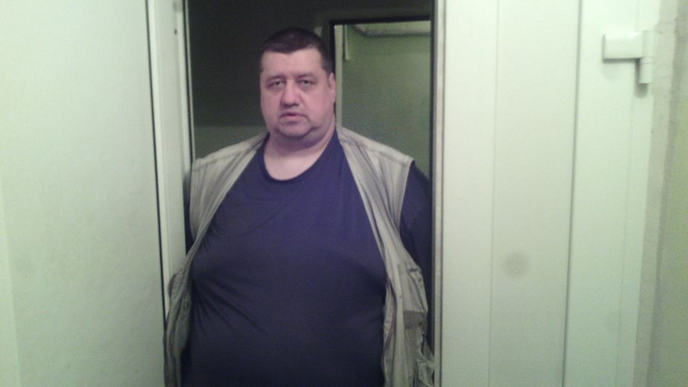 Константин проходит в двери с трудом
