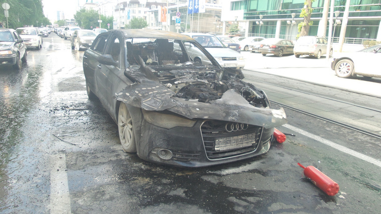 Audi выгорела за несколько минут