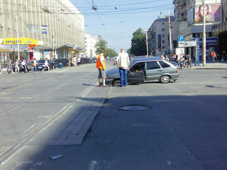 В центре Екатеринбурга провалилась машина