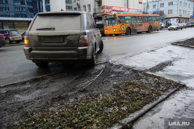 Грязь на улицах Екатеринбурга, непогода, парковка на газоне, грязь, дождь