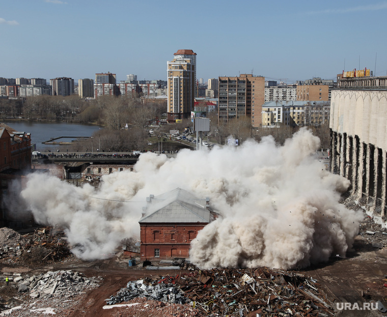Подрыв одного из цехов мукомольного завода. Екатеринбург, мукомольный завод, емз, облако пыли, взрыв