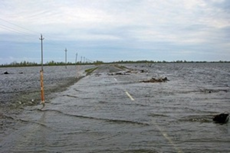 Уровень воды в тоболе сегодня иевлево. Наводнение в Тобольске. Иртыш половодье Тобольск. Паводок на Иртыше. Половодье на Иртыше.