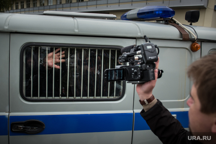 Допрос Ройзмана. Екатеринбург, заключенные, рука, арест, тюрьма, за решеткой, коробок, прощание, полиция, задержание