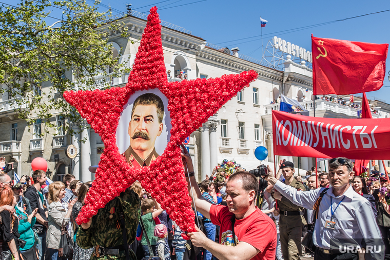Парад победы в Севастополе. Крым, портрет сталина, звезда