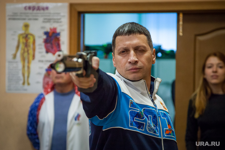 Депутаты ЗССО и министр Рапопорт сдают нормы ГТО. Екатеринбург, рапопорт леонид, целится, стрельба