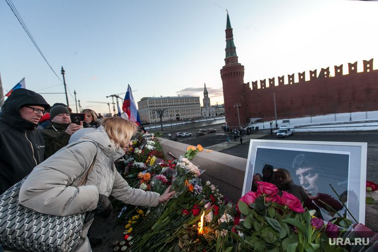 Марш Немцова. Москва, плакаты, траур, немцов мост, кремлевская стена, цветы
