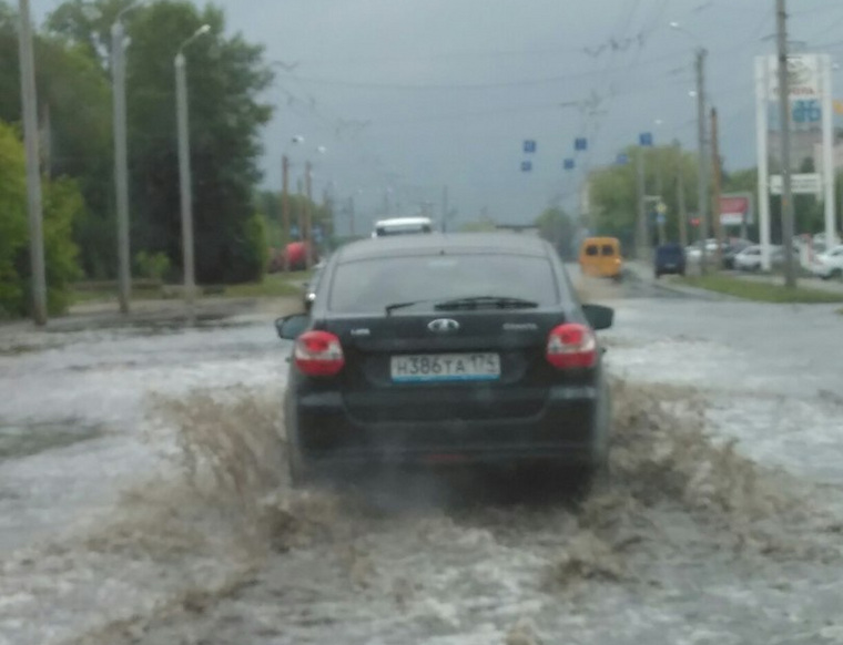 Воду с проезжей части откачивали даже автоцистерны