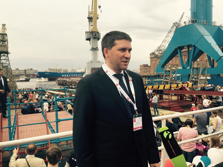 Дмитрий Кобылкин принял участие в спуске на воду ледокола "Арктика"