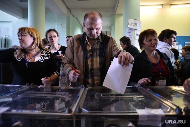 Референдум в Мариуполе. Горящее здание Горисполкома. Украина, голосование, урна для голосования