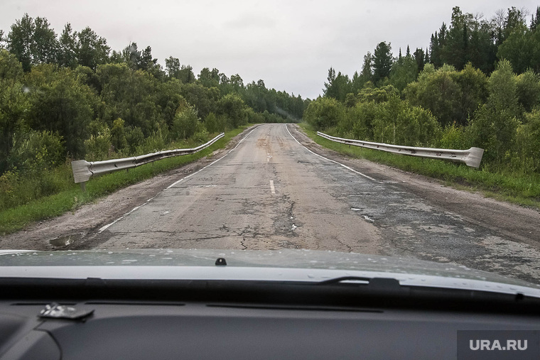 Провал на дороге Тюмень - Ханты-Мансийск. Уватский район, ямы на дороге