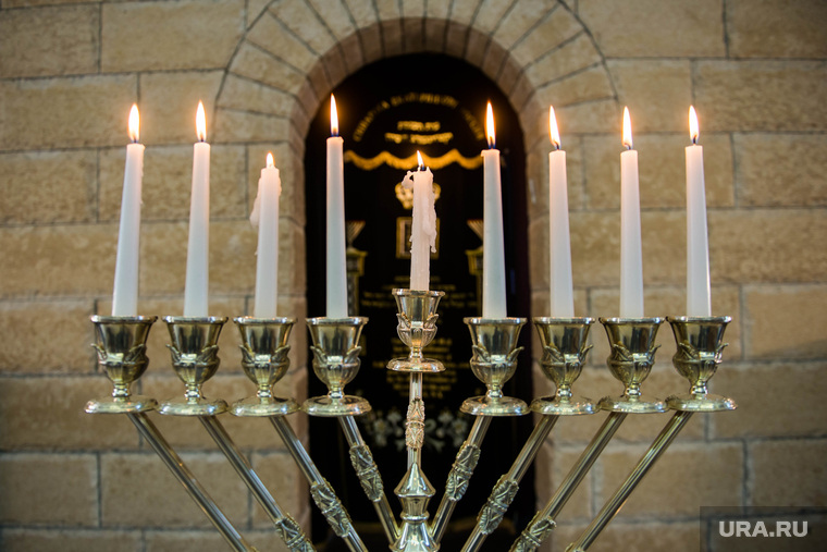 День освобождения Освенцима в екатеринбургской синагоге, свечи, еврей, синагога, ханукия, менора, иудаизм, религия