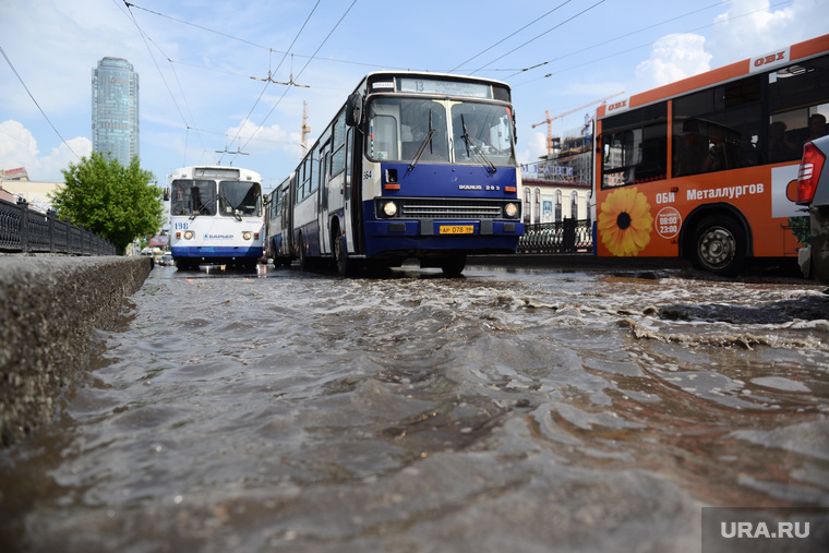 Потоп на мосту на улице Малышева в Екатеринбурге, автобус, общественный транспорт, наводнение, потоп, бц высоцкий