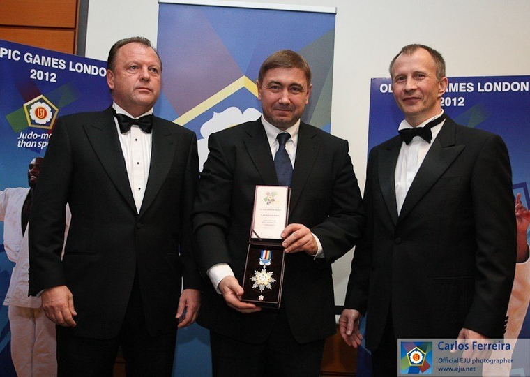Владимир Востриков (в центре) стал единственным российским судьей, приглашенным работать на Олимпиаду за последние восемь лет