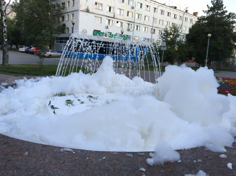 "Пенную вечеринку" на сей раз устроили в фонтане в Славянском сквере