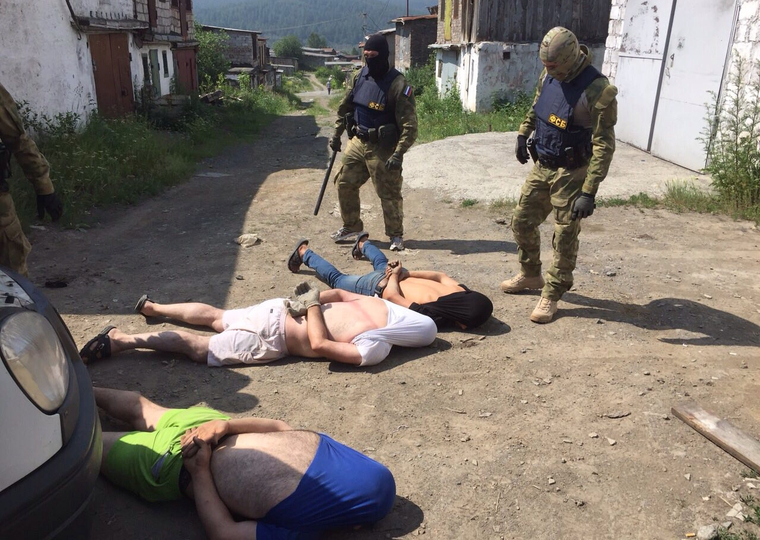 ФСБ задержала участников ОПГ, промышлявшей грабежам в Челябинской области