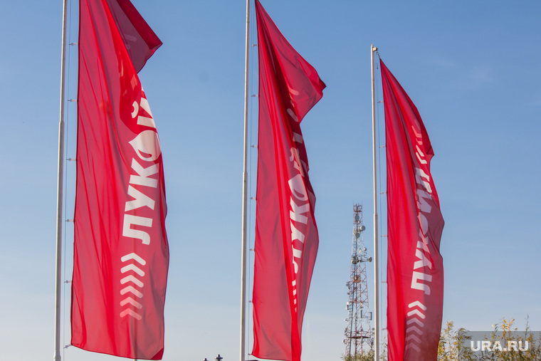 Заправка Лукоил. Нижневартовск, бензин, заправка, нефть, лукойл, флаги