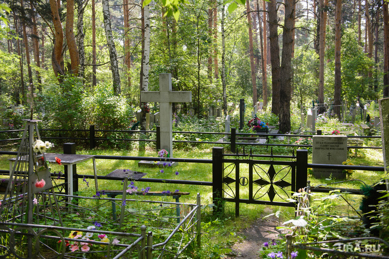 Нижне-Исетское и Михайловское кладбища. Екатеринбург, крест, воинское захоронение, могила венгерских военнопленных второй мировой войны