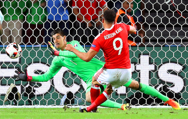 Робсон-Кану забил победный мяч в матче Уэльс-Бельгия