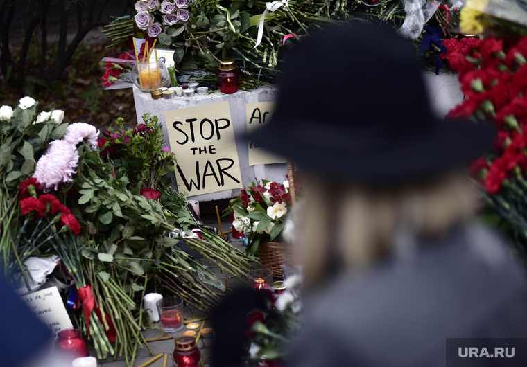 Цветы в память о жертвах терактов в Париже у посольства Франции. Москва, посольство франции в москве