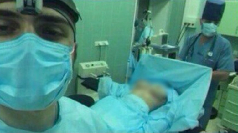 Неэтичное фото студента-медика раскритиковали в соцсетях