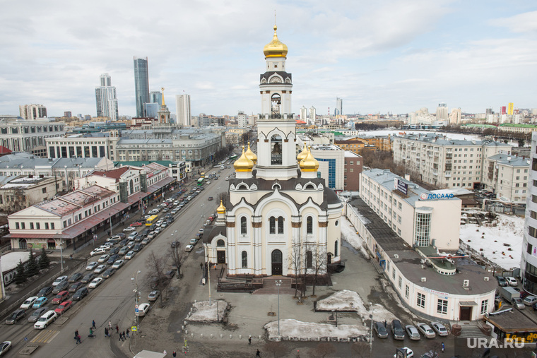 Екатеринбург с крыши "Рубина", улица 8марта, мытный двор, храм большой златоуст
