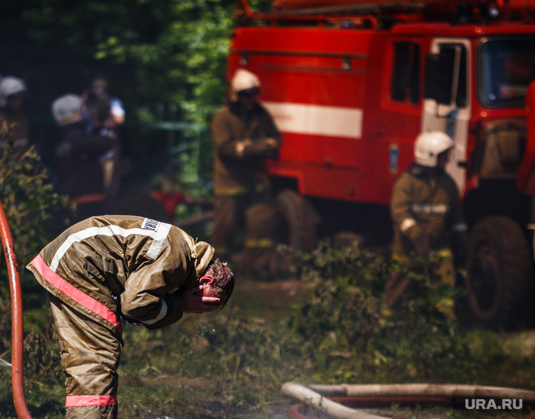 Пожар на Белинского, 163а. Екатеринбург, огонь, умывание, пожарный рукав, умывает лицо