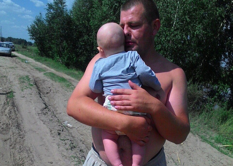 По сообщениям очевидцев родители швыряли ребенка и даже проехали по нему коляской