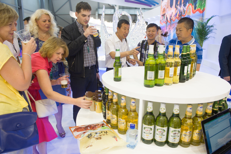 Китайцы сделали очень умный ход в привлечении посетителей — поставили стенд с пивом собственного производства