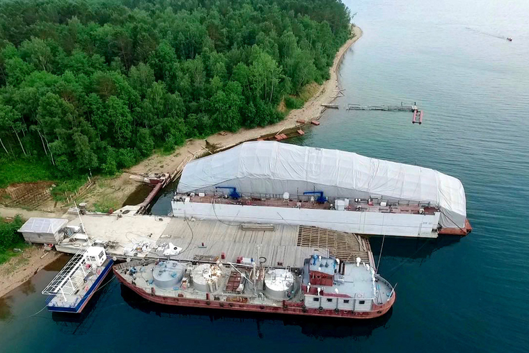 Яхту "Селенга" олигарха Олега Дерипаски готовят к спуску на Байкале