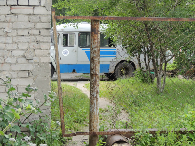 На территорию сада через дырявый забор легко попадают посторонние, а это нарушение СанПин