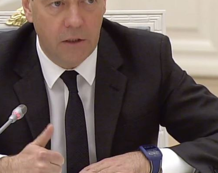У Дмитрия Медведева заметили на руке новый гаджет
