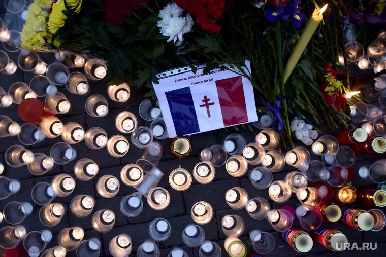 Цветы в память о жертвах терактов в Париже у посольства Франции. Москва, акция памяти, свечи, траур, французский флаг
