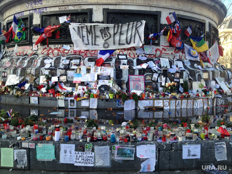 Париж, памятник у Шарли Эбдо и жертвам терактов, шарли эбдо, франция