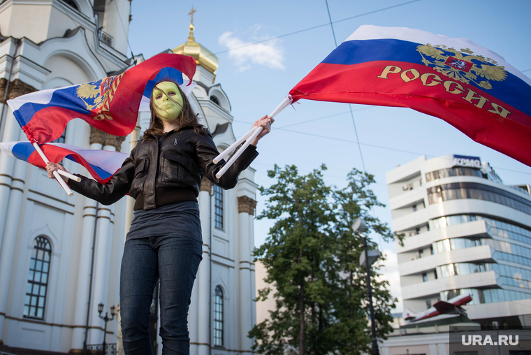 Болельщики в  баре"Колбасофф" и пабе "Брюгге" во время матча Россия - Южная Корея. Екатеринбург, маска, фанаты, болельщики, флаг россии