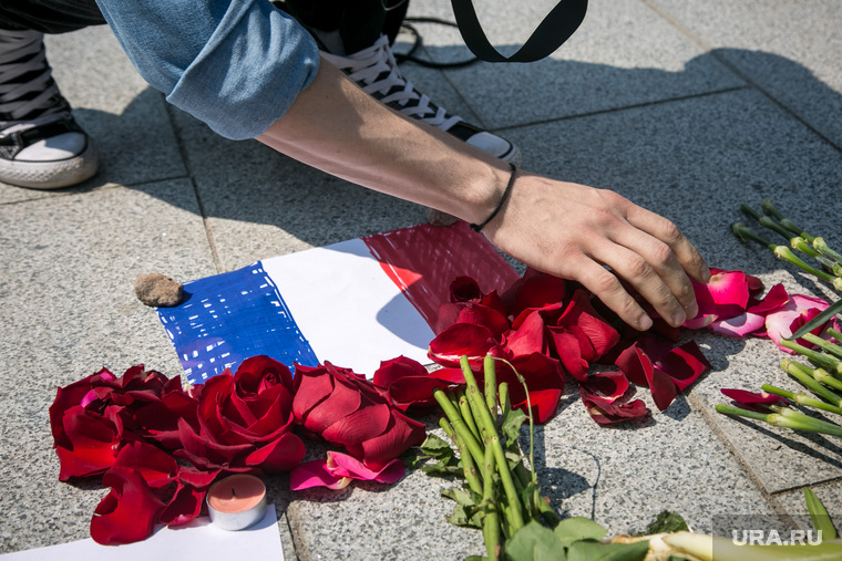 Французское посольство. Москва, французский флаг, французское посольство, теракт в ницце, цветы