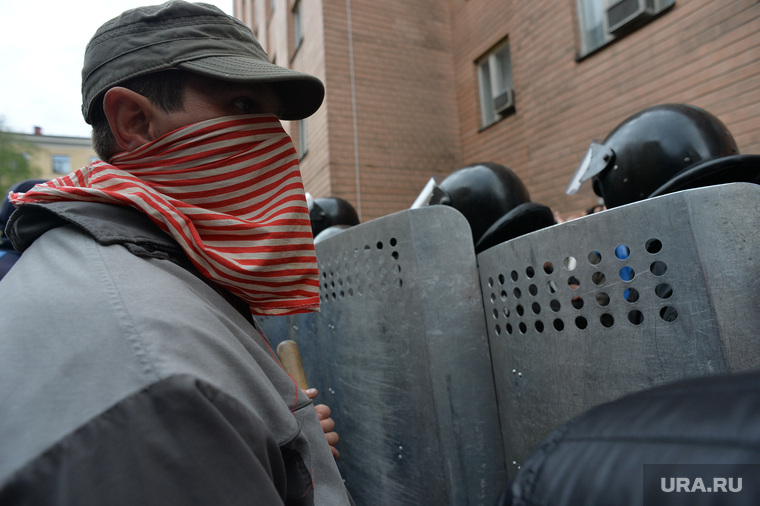 Ситуация на востоке Украины. Взятие прокуратуры. Луганск, щиты, беспорядки, столкновение, маски, оцепление