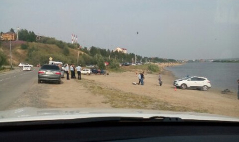 На пляже реки Полябта женщину переехал автомобиль, она скончалась