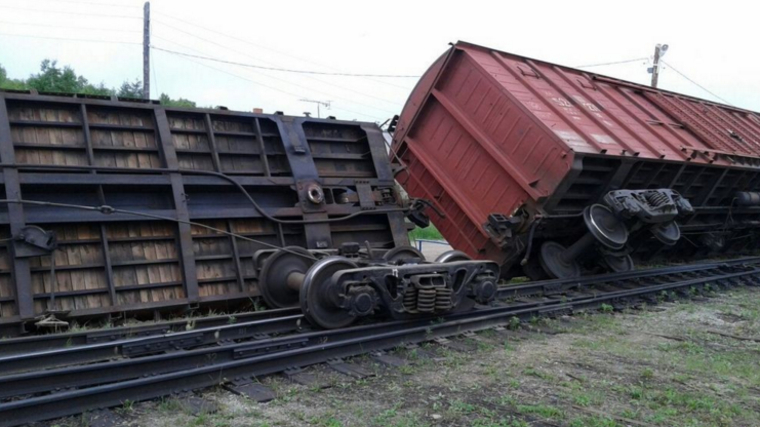 Четыре из пяти вагонов военного поезда сошли с рельсов