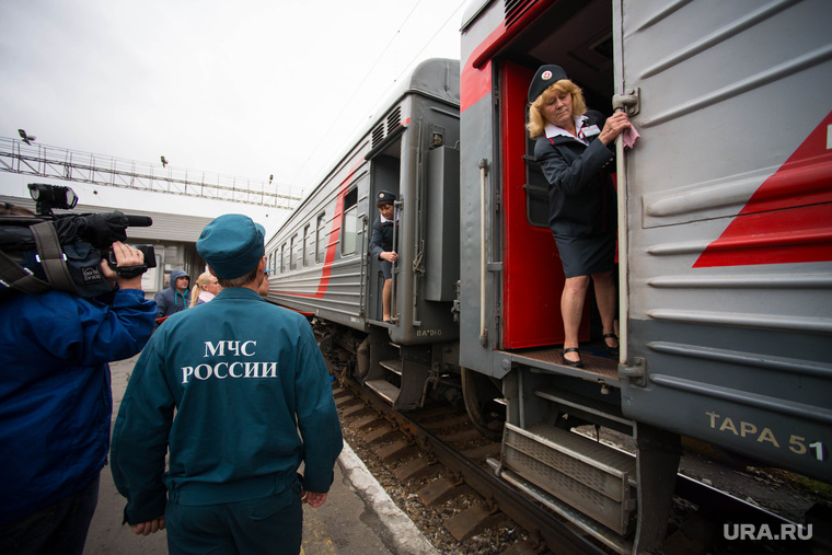 Беженцы с Украины на ЖД вокзале. Екатеринбург, мчс, проводница, железная дорога