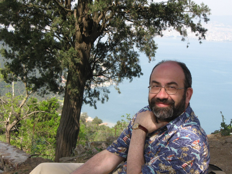 Видимо, между политическими войнами и спокойной жизнью в Израиле профессор выбрал второе