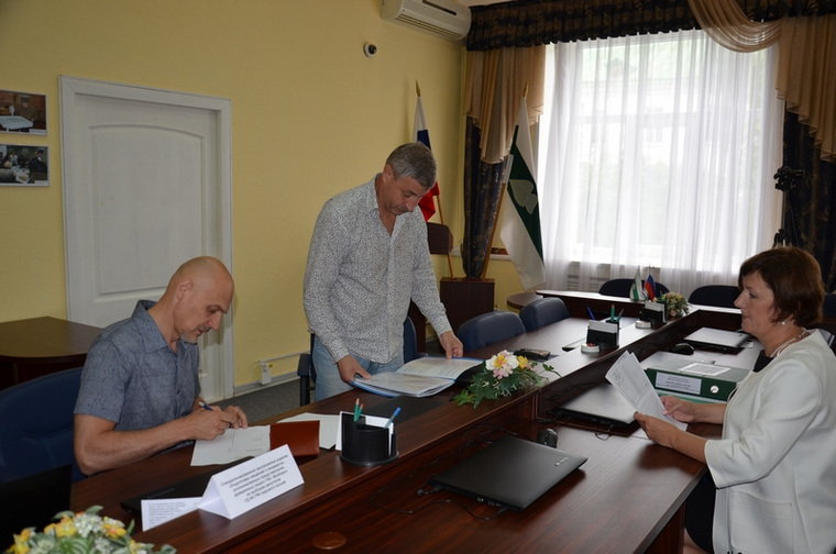 Андрей Ильчик (справа) подал пакет документов на регистрацию в качестве кандидата в Госдуму