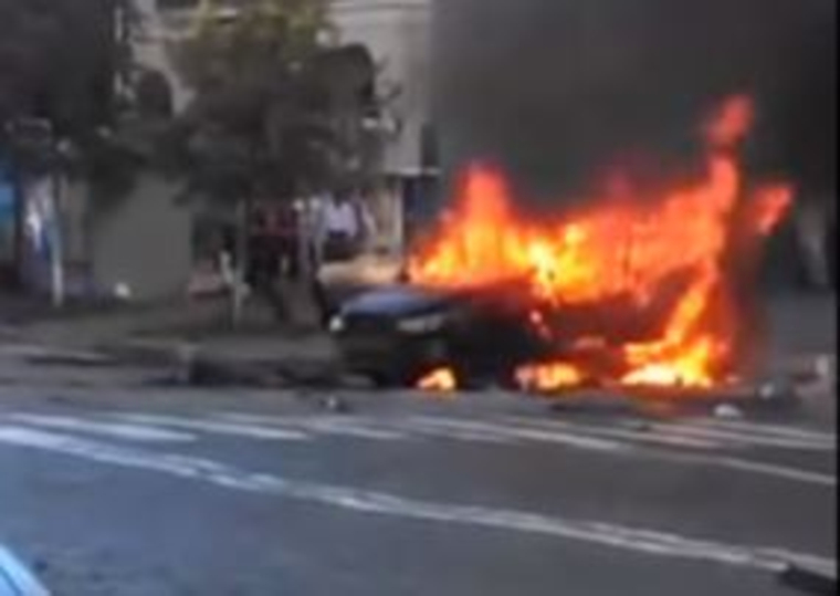 Машина Павла Шеремета после взрыва вспыхнула