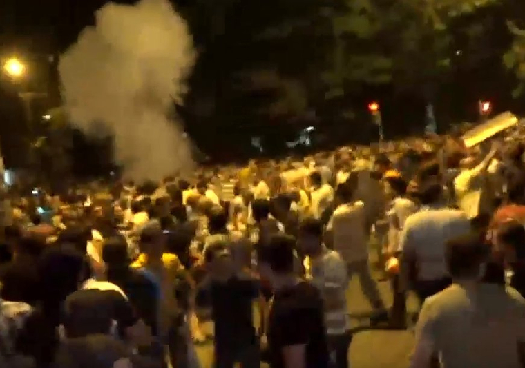 Полиция применила против толпы светошумовые гранаты