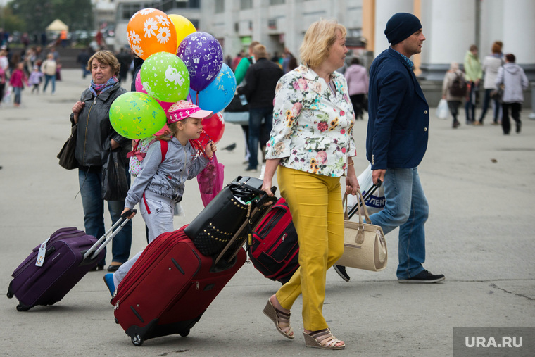 Беженцы с Украины на ЖД вокзале. Екатеринбург, багаж, приезжие, пассажиры