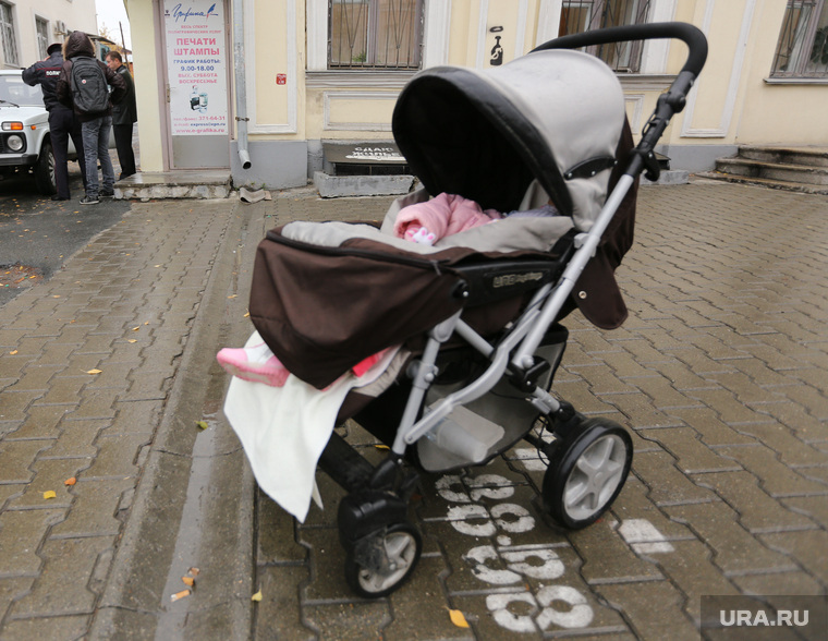 Одиночный пикет учителя против гомофобии. Екатеринбург, коляска, ребенок без присмотра