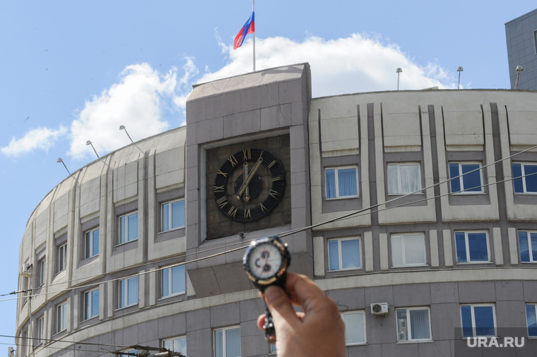 Часы на арбитражном суде Челябинск, часы на суде