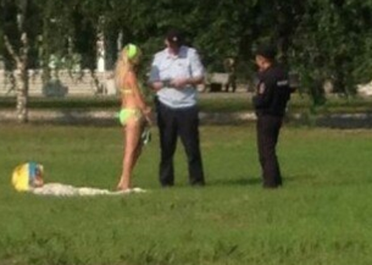 Полицейские испортили девушке отдых, запретив загорать  в центре Перми
